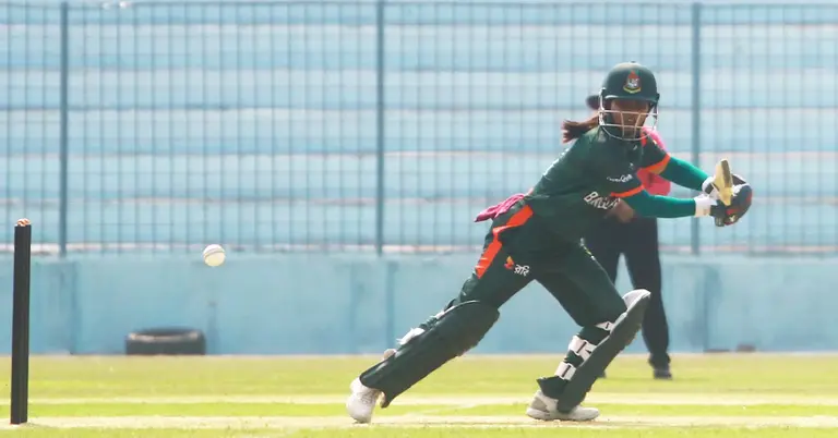 মাঠে বাংলাদেশি এক নারী ব্যাটার